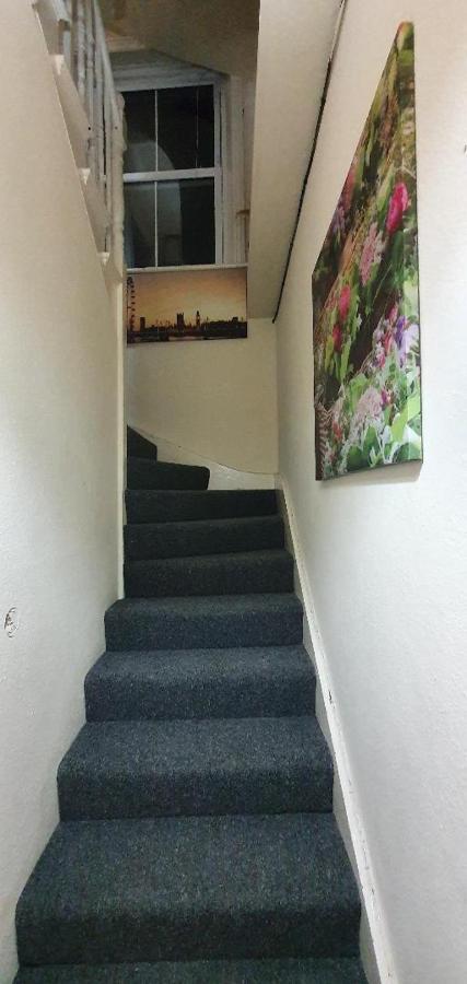 2 Bedroom Flat In Lewisham Sleep 8 Guest Apartment London